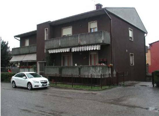 Immobile, sito in CASTEL D'AZZANO (VERONA) - CAP 37060, VIA CAMILLO BENSO DI CAVOUR. Descrizione: Disimpegno, soggiorno, 3 camere, cucina, 2 bagni e 2 balconi + pertinenziale cantina e box auto. Mq. 120. N.C.E.U. A2 foglio 4 part. 21 sub. 3, con box auto al foglio 4 part. 21 sub. 8