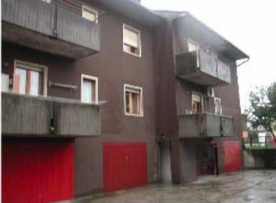 Immobile, sito in CASTEL D'AZZANO (VERONA) - CAP 37060, VIA CAMILLO BENSO DI CAVOUR. Descrizione: Disimpegno, soggiorno, 3 camere, cucina, 2 bagni e 2 balconi + pertinenziale cantina e box auto. Mq. 120. N.C.E.U. A2 foglio 4 part. 21 sub. 3, con box auto al foglio 4 part. 21 sub. 8