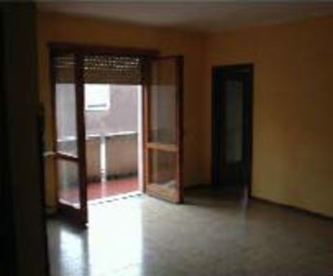 Immobile, sito in CASTEL D'AZZANO (VERONA) - CAP 37060, VIA CAMILLO BENSO DI CAVOUR. Descrizione: Disimpegno, soggiorno, 3 camere, cucina, 2 bagni e 2 balconi + pertinenziale cantina e box auto. Mq. 120. N.C.E.U. A2 foglio 4 part. 21 sub. 3, con box auto al foglio 4 part. 21 sub. 8