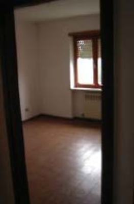 Immobile, sito in CASTEL D'AZZANO (VERONA) - CAP 37060, VIA CAMILLO BENSO DI CAVOUR. Descrizione: Disimpegno, soggiorno, 3 camere, cucina, 2 bagni e 2 balconi + pertinenziale cantina e box auto. Mq. 120. N.C.E.U. A2 foglio 4 part. 21 sub. 3, con box auto al foglio 4 part. 21 sub. 8