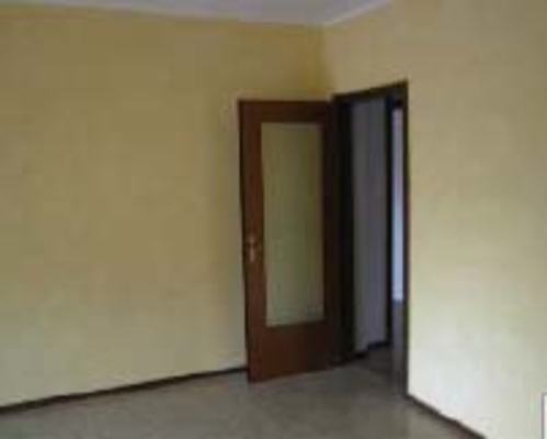Immobile, sito in CASTEL D'AZZANO (VERONA) - CAP 37060, VIA CAMILLO BENSO DI CAVOUR. Descrizione: Disimpegno, soggiorno, 3 camere, cucina, 2 bagni e 2 balconi + pertinenziale cantina e box auto. Mq. 120. N.C.E.U. A2 foglio 4 part. 21 sub. 3, con box auto al foglio 4 part. 21 sub. 8