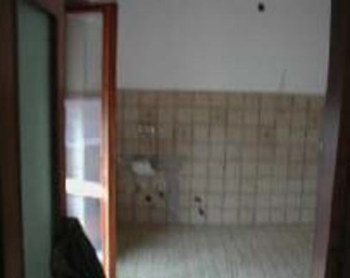 Immobile, sito in CASTEL D'AZZANO (VERONA) - CAP 37060, VIA CAMILLO BENSO DI CAVOUR. Descrizione: Disimpegno, soggiorno, 3 camere, cucina, 2 bagni e 2 balconi + pertinenziale cantina e box auto. Mq. 120. N.C.E.U. A2 foglio 4 part. 21 sub. 3, con box auto al foglio 4 part. 21 sub. 8