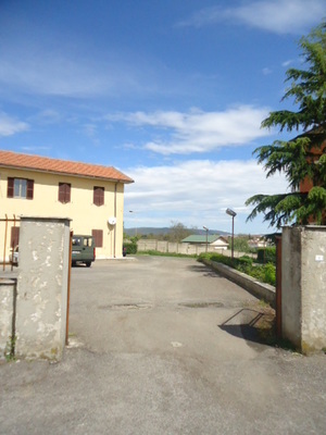 Immobile, sito in BRACCIANO - CAP 00062, VIA ARTURO PERUGINI 4. Descrizione: Ingresso, 3 camere, cucina e wc + pertinenziale posto auto scoperto. Mq. 100. N.C.E.U. A3 foglio 23 part. 474 sub. 3, con posto auto scoperto al foglio 23 part. 474 sub. 6
