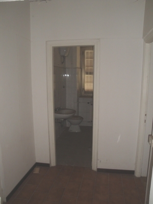 Immobile, sito in BRACCIANO - CAP 00062, VIA ARTURO PERUGINI 4. Descrizione: Ingresso, 3 camere, cucina e wc + pertinenziale posto auto scoperto. Mq. 80. N.C.E.U. A3 foglio 23 part. 474 sub. 2, con posto auto scoperto al foglio 23 part. 474 sub. 7