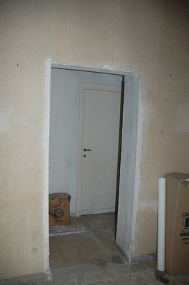 Immobile, sito in ROMA - CAP 00168, VIA LORENZO ELLERO 29. Descrizione: Ingresso, 3 disimpegni, 5 camere, 2 cucine 2 wc + pertinenziale 2 cantine e 2 aree scoperte. Mq. 142. N.C.E.U. A2 foglio 197 part. 245 sub. 501, con cantina al foglio 197 part. 58 sub. 1, cantina al foglio 197 part. 58 sub. 2, area scoperta al foglio 197 part. 1030 e area scoperta al foglio 197 part. 1031