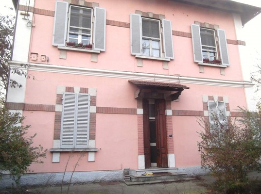 Immobile, sito in PIACENZA - CAP 29121, VIA EMILIA PAVESE, 108. Descrizione: Soggiorno, 4 camere, cucina, 2 bagni e soppalco + pertinenziale 2 corti esclusive e box auto. Mq. 206. N.C.E.U. A2 foglio 47 part. 3187 sub. 2, con box auto al foglio 47 part. 3187 sub. 7