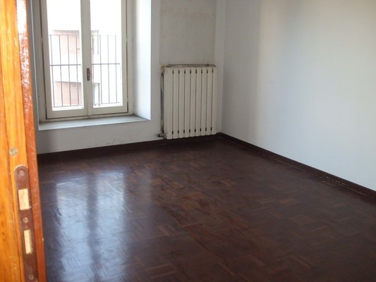 Immobile, sito in TORINO- CAP 10144, VIA S. GIOVANNI BOSCO 100. Descrizione: Soggiorno, 2 disimpegni, 2 camere, cucinino e wc + pertinenziale soffitta. Mq. 87. N.C.E.U. A3 foglio 1177 part. 71 sub. 14