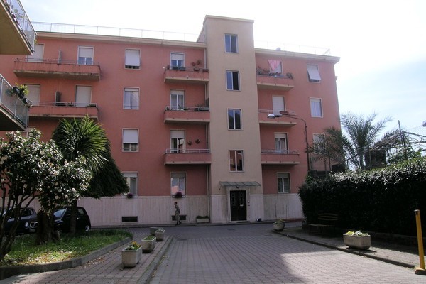 Immobile, sito in CHIAVARI (GENOVA) - CAP 16043, VIA PARMA 10. Descrizione: Ingresso, corridoio, soggiorno, saletta, 2 camere, disimpegno, cucina, bagno, ripostiglio e terrazzo + pertinenziale cantina e posto auto scoperto. Mq. 136. N.C.E.U. A3 foglio 12 part. 1996 sub. 2, con posto auto scoperto al foglio 12 part. 1996 sub. 42
