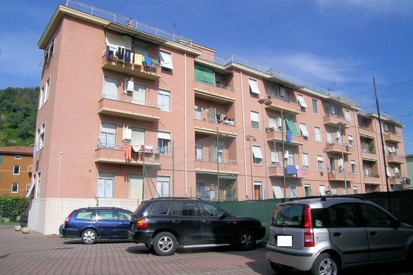 Immobile, sito in CHIAVARI (GENOVA) - CAP 16043, VIA PARMA 10. Descrizione: Ingresso, corridoio, soggiorno, saletta, 2 camere, disimpegno, cucina, bagno, ripostiglio e terrazzo + pertinenziale cantina e posto auto scoperto. Mq. 136. N.C.E.U. A3 foglio 12 part. 1996 sub. 2, con posto auto scoperto al foglio 12 part. 1996 sub. 42