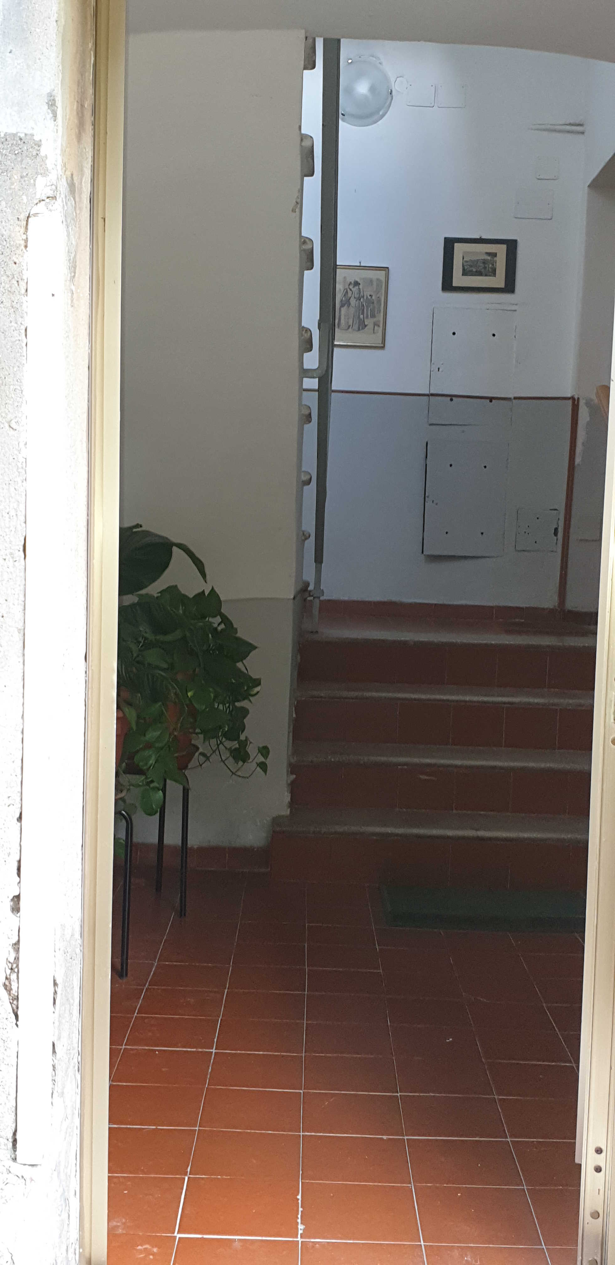 APPARTAMENTO INT.3 DI 3,5 VANI SENZA ASCENSORE. Mq. 51. LIBERO. Identificativi catastali categoria A4- foglio 824 part. 96 sub 5