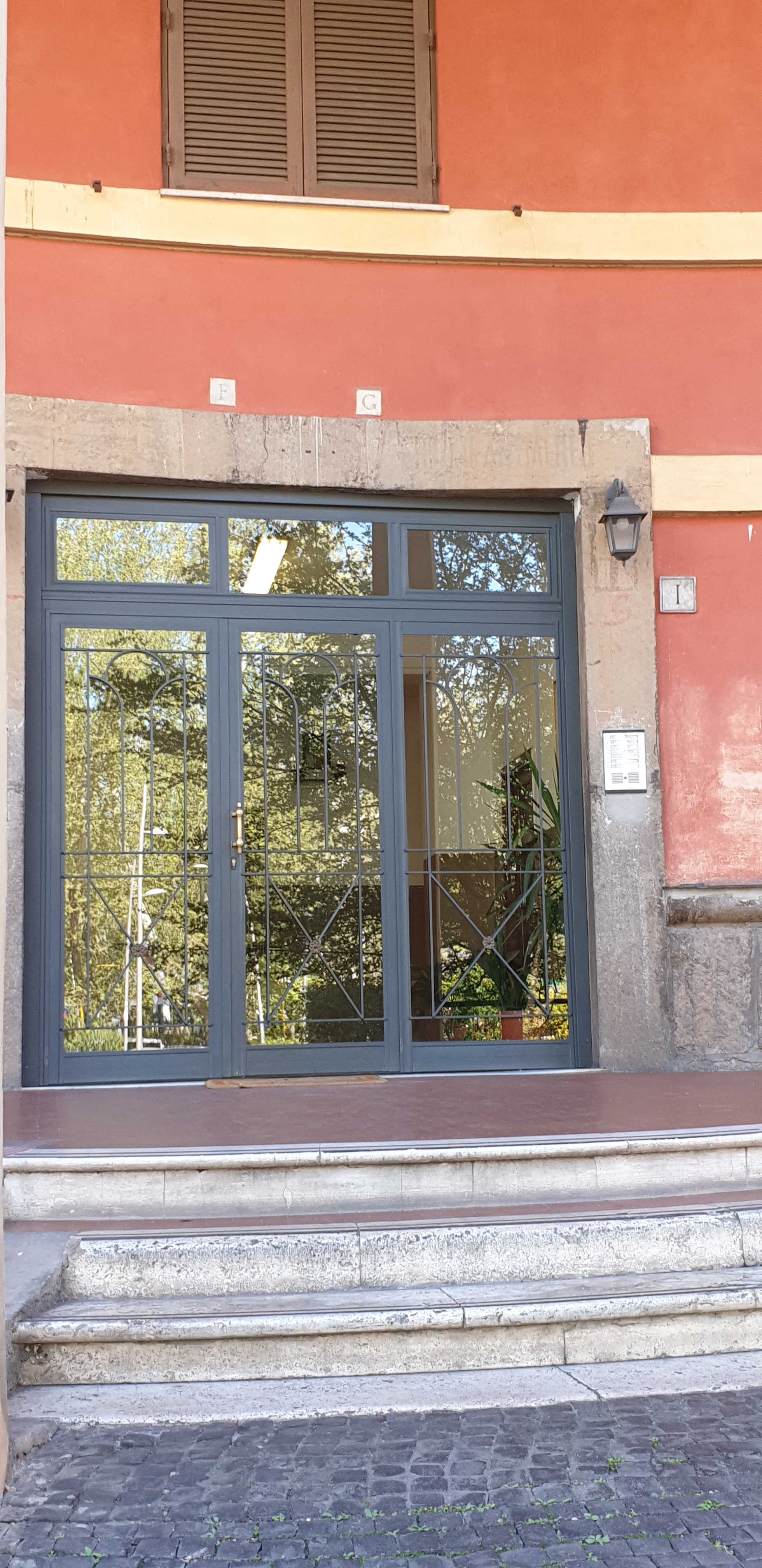 APPARTAMENTO INT.1 DI 3 VANI CON ASCENSORE. Mq. 59. LIBERO. Identificativi catastali categoria A4- foglio 825 part. 3 sub 140