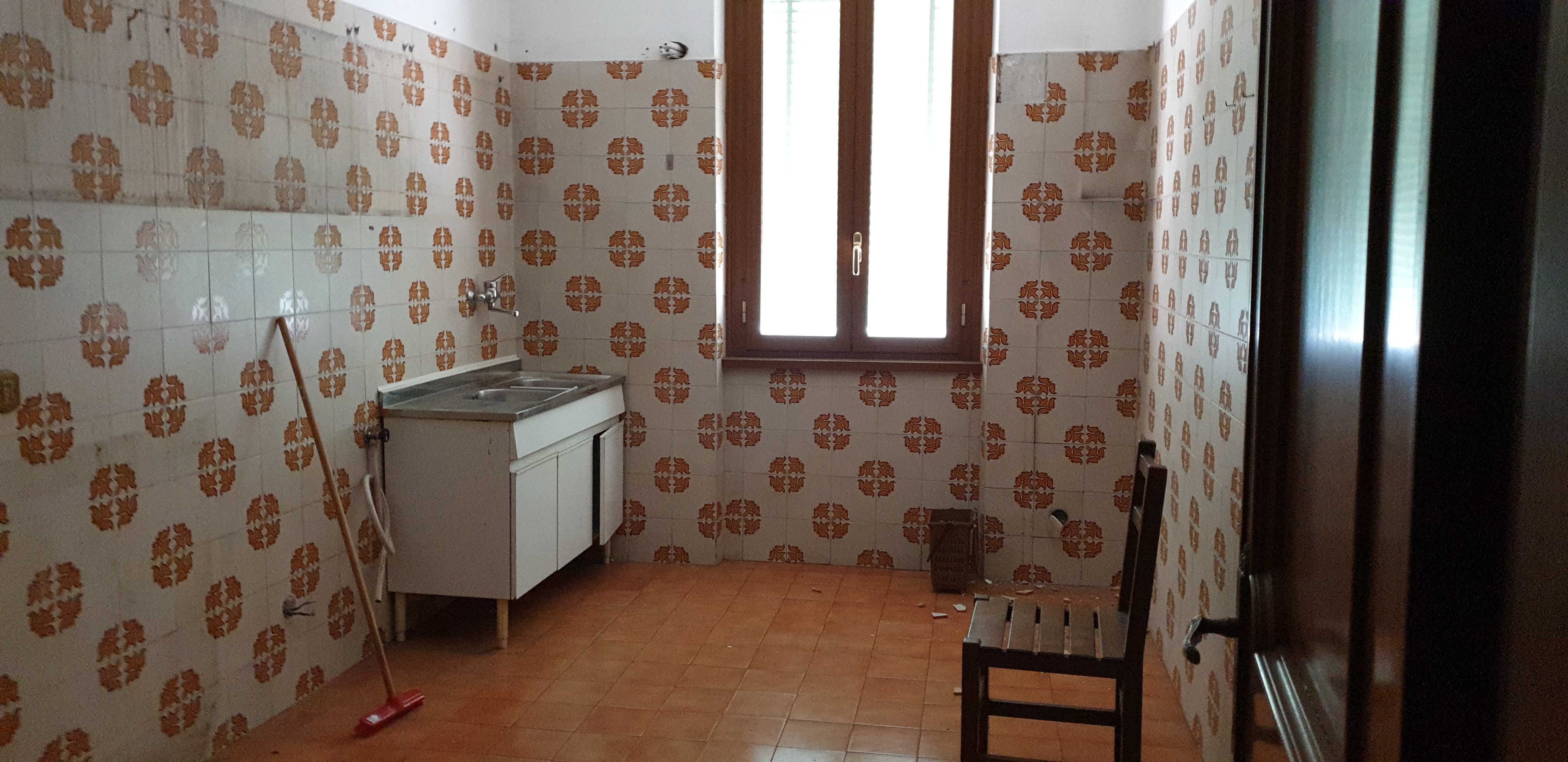 APPARTAMENTO INT.1 DI 3 VANI CON ASCENSORE. Mq. 59. LIBERO. Identificativi catastali categoria A4- foglio 825 part. 3 sub 140