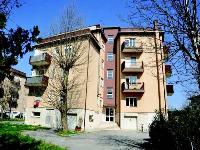 Immobile, sito in RIMINI - CAP 47922, VIA MARECCHIESE 112. Descrizione: Disimpegno, soggiorno, 2 camere, cucina e bagno + pertinenziale box auto, posti auto scoperti ad uso comune (proprietà millesimi 90,909). Mq. 85. N.C.E.U. A3 foglio 83 part. 2342 sub. 12, con box auto al foglio 83 part. 2342 sub. 8 e posto auto scoperto ad uso comune al foglio 83 part. 2342 sub. da 27 a 33 (millesimi 90,909)