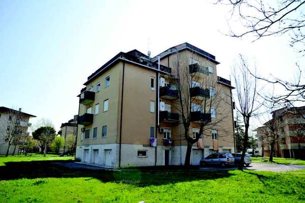 Immobile, sito in RIMINI - CAP 47922, VIA MARECCHIESE 112. Descrizione: Disimpegno, soggiorno, 2 camere, cucina e bagno + pertinenziale box auto, posti auto scoperti ad uso comune (proprietà millesimi 90,909). Mq. 85. N.C.E.U. A3 foglio 83 part. 2342 sub. 12, con box auto al foglio 83 part. 2342 sub. 8 e posto auto scoperto ad uso comune al foglio 83 part. 2342 sub. da 27 a 33 (millesimi 90,909)