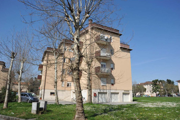 Immobile, sito in RIMINI - CAP 47922, VIA MARECCHIESE 112. Descrizione: Disimpegno, soggiorno, 2 camere, cucina e bagno + pertinenziale box auto, posti auto scoperti ad uso comune (proprietà millesimi 90,909). Mq. 85. N.C.E.U. A3 foglio 83 part. 2342 sub. 12, con box auto al foglio 83 part. 2342 sub. 8 e posto auto scoperto ad uso comune al foglio 83 part. 2342 sub. da 27 a 33 (millesimi 90,909)