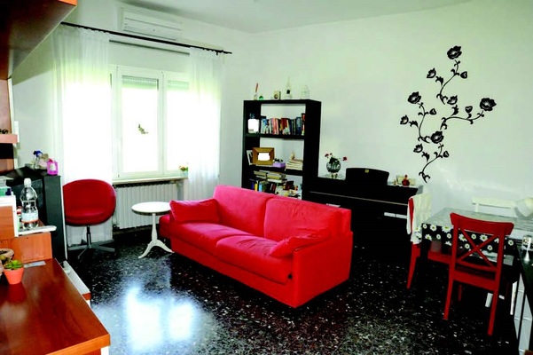 Immobile, sito in RIMINI - CAP 47922, VIA MARECCHIESE 112. Descrizione: Disimpegno, soggiorno, 2 camere, cucina e bagno + pertinenziale box auto, posti auto scoperti ad uso comune (proprietà millesimi 90,909). Mq. 85. N.C.E.U. A3 foglio 83 part. 2342 sub. 12, con box auto al foglio 83 part. 2342 sub. 8 e posto auto scoperto ad uso comune al foglio 83 part. 2342 sub. da 27 a 33 (millesimi 90,909)