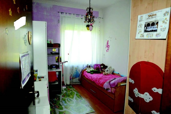 Immobile, sito in RIMINI - CAP 47922, VIA MARECCHIESE 112. Descrizione: Disimpegno, soggiorno, 2 camere, cucina e bagno + pertinenziale box auto, posti auto scoperti ad uso comune (proprietà millesimi 90,909). Mq. 85. N.C.E.U. A3 foglio 83 part. 2342 sub. 12, con box auto al foglio 83 part. 2342 sub. 8 e posto auto scoperto ad uso comune al foglio 83 part. 2342 sub. da 27 a 33 (millesimi 90,909)