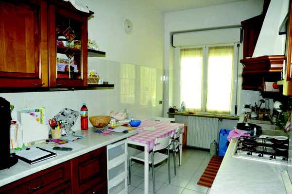 Immobile, sito in RIMINI - CAP 47922, VIA MARECCHIESE 112. Descrizione: Disimpegno, soggiorno, 2 camere, cucina e bagno + pertinenziale box auto, posti auto scoperti ad uso comune (proprietà millesimi 90,909). Mq. 85. N.C.E.U. A3 foglio 83 part. 2342 sub. 12, con box auto al foglio 83 part. 2342 sub. 8 e posto auto scoperto ad uso comune al foglio 83 part. 2342 sub. da 27 a 33 (millesimi 90,909)