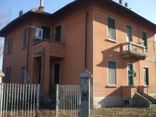 Immobile, sito in SAN CARLO CANAVESE- CAP 10070, STRADA POLIGONO 8. Descrizione: Corridoio, soggiorno, 4 camere, cucina, antibagno, bagno e wc + pertinenziale cantina, deposito sottotetto e corte esclusiva. Mq. 223. N.C.E.U. A3 foglio 5 part. 243 sub. 6, con area scoperta al foglio 5 part. 250 sub. 2