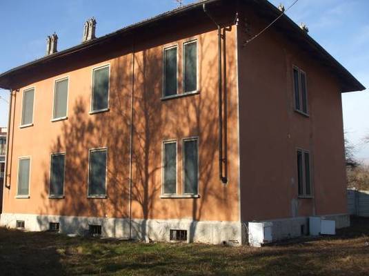 Immobile, sito in SAN CARLO CANAVESE- CAP 10070, STRADA POLIGONO 8. Descrizione: Corridoio, soggiorno, 4 camere, cucina, antibagno, bagno e wc + pertinenziale cantina, deposito sottotetto e corte esclusiva. Mq. 223. N.C.E.U. A3 foglio 5 part. 243 sub. 6, con area scoperta al foglio 5 part. 250 sub. 2