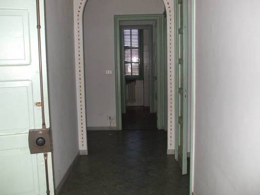 Immobile, sito in SAN CARLO CANAVESE- CAP 10070, STRADA POLIGONO 8. Descrizione: Corridoio, soggiorno, 4 camere, cucina, antibagno, bagno e wc + pertinenziale cantina, deposito sottotetto e corte esclusiva. Mq. 223. N.C.E.U. A3 foglio 5 part. 243 sub. 6, con area scoperta al foglio 5 part. 250 sub. 2