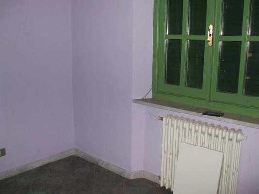 Immobile, sito in SAN CARLO CANAVESE- CAP 10070, STRADA POLIGONO 8. Descrizione: Corridoio, soggiorno, 4 camere, cucina, antibagno, bagno e wc + pertinenziale cantina, deposito sottotetto e corte esclusiva. Mq. 223. N.C.E.U. A3 foglio 5 part. 243 sub. 6, con area scoperta al foglio 5 part. 250 sub. 2