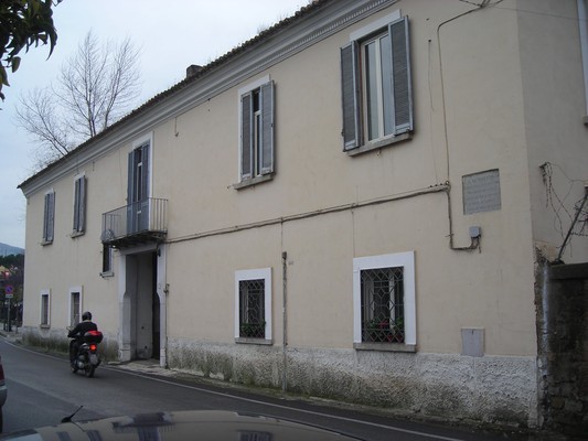 Immobile, sito in CASERTA  - CAP 81100, VIA FERRARECCE 160. Descrizione: Disimpegno, 4 camere, cucina, wc, ripostiglio e balcone + pertinenziale giardino e box auto. Mq. 180. N.C.E.U. A2 foglio 52 part. 5511 sub. 5, con box al foglio 52 part. 5511 sub. 9