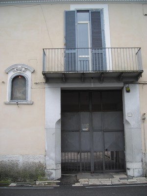 Immobile, sito in CASERTA  - CAP 81100, VIA FERRARECCE 160. Descrizione: Disimpegno, 4 camere, cucina, wc, ripostiglio e balcone + pertinenziale giardino e box auto. Mq. 180. N.C.E.U. A2 foglio 52 part. 5511 sub. 5, con box al foglio 52 part. 5511 sub. 9