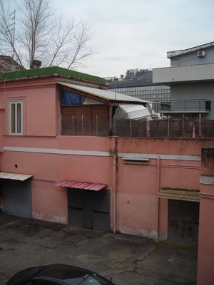Immobile, sito in CASERTA  - CAP 81100, VIA FERRARECCE 160. Descrizione: Disimpegno, 4 camere, cucina, wc, ripostiglio e balcone + pertinenziale giardino e box auto. Mq. 180. N.C.E.U. A2 foglio 52 part. 5511 sub. 5, con box al foglio 52 part. 5511 sub. 9