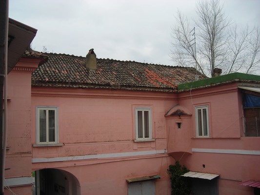 Immobile, sito in CASERTA  - CAP 81100, VIA FERRARECCE 160. Descrizione: Disimpegno, 4 camere, cucina, wc, ripostiglio e balcone + pertinenziale giardino e box auto. Mq. 180. N.C.E.U. A2 foglio 52 part. 5511 sub. 5, con box al foglio 52 part. 5511 sub. 9