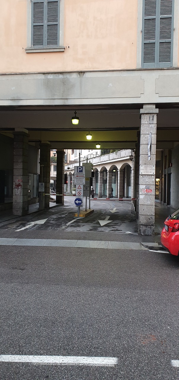 Immobile sito in Bergamo (BG), CAP - 24100, via Borfuro 14. Descrizione: appartamento composto da ingresso, due corridoi, disimpegno, ripostiglio, cinque vani, cucina abitabile, due bagni, un WC e un ampio terrazzo Dispone di una cantina al piano interrato + pertinenziale Box in via Borfuro 12 piano s1. N.C.E.U. Unità residenziale: appartamento categoria A/2 + cantina Sub. N F50 P2169 S16 - Unità secondaria: box categoria C/6 F50 P2169 S50