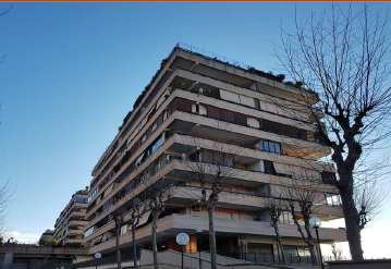 Immobile sito in ROMA (RM), CAP - 00147 VIA GIUSEPPE BERTO, 71. Descrizione: Unità immobiliare a destinazione residenziale di 7 vani catastali posta ai piani ottavo e nono del fabbricato, dotata di terrazzo al piano e lastrico solare. N.C.E.U. Foglio 853; Part.702; Sub 71. Mq. 146.Libero. Piena Proprietà