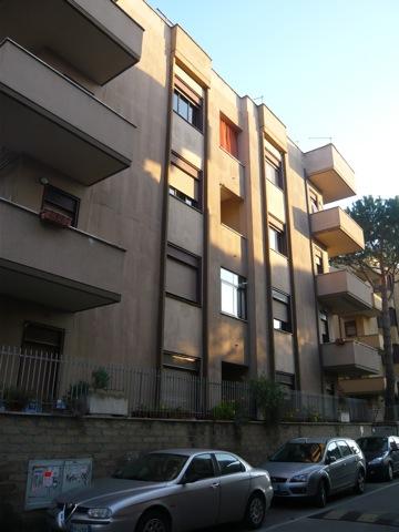 Immobile, sito in CIAMPINO (RM) VIA MURA DEI FRANCESI 195. Descrizione: Ingresso, disimpegno, 5 camere, cucina, 2 bagni, 3 balconi e veranda + pertinenziale cantina e posto auto scoperto. Mq. 127. Identificativi catastali: A2 foglio 8 part. 514 sub. 511, con cantina al foglio 8 part. 514 sub. 24 e posto auto scoperto al foglio 8 part. 1370 sub. 5