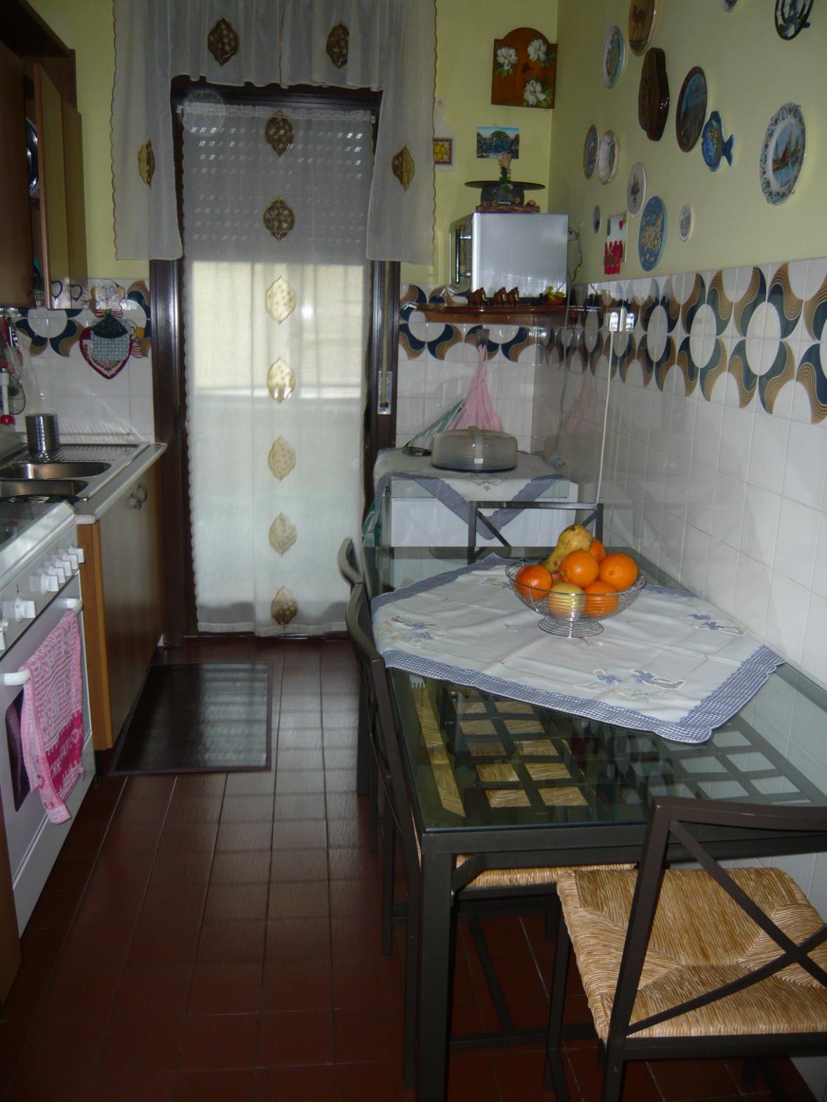 Immobile, sito in CIAMPINO (RM) VIA MURA DEI FRANCESI 195. Descrizione: Ingresso, disimpegno, 5 camere, cucina, 2 bagni, 3 balconi e veranda + pertinenziale cantina e posto auto scoperto. Mq. 127. Identificativi catastali: A2 foglio 8 part. 514 sub. 511, con cantina al foglio 8 part. 514 sub. 24 e posto auto scoperto al foglio 8 part. 1370 sub. 5