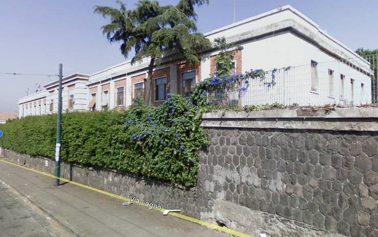 Immobile, sito in SAN GIORGIO A CREMANO (NA) VIA LAGNO 13. Descrizione: Cucina, tre stanze, bagno + pertinenziale deposito e posto auto coperto. Mq. 107. Identificativi catastali: A4 foglio 8 part. 182 sub. 20, con deposito al foglio 8 part. 182 sub. 2 e posto auto coperto al foglio 8 part. 286 sub. 3