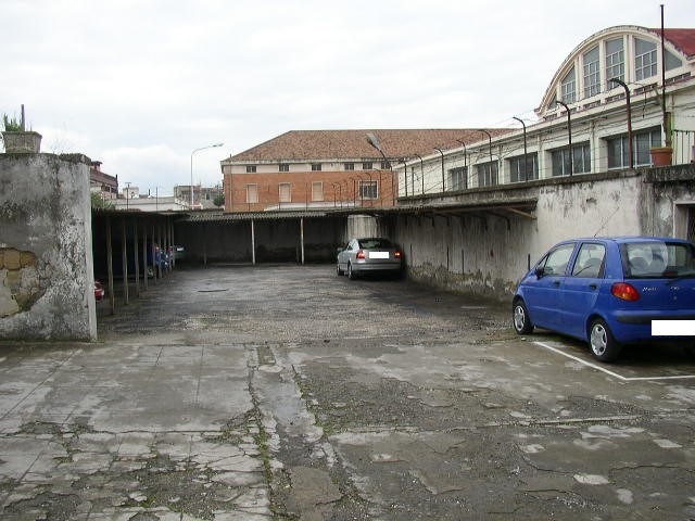Immobile, sito in SAN GIORGIO A CREMANO (NA) VIA LAGNO 13. Descrizione: Cucina, tre stanze, bagno + pertinenziale deposito e posto auto coperto. Mq. 107. Identificativi catastali: A4 foglio 8 part. 182 sub. 20, con deposito al foglio 8 part. 182 sub. 2 e posto auto coperto al foglio 8 part. 286 sub. 3
