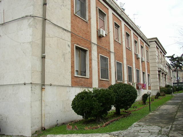Immobile, sito in SAN GIORGIO A CREMANO (NA) VIA LAGNO 13. Descrizione: Cucina, quattro stanze, bagno + pertinenziale posto auto coperto. Mq. 131. Identificativi catastali: A4 foglio 8 part. 182 sub. 28, con posto auto coperto al foglio 8 part. 286 sub. 13
