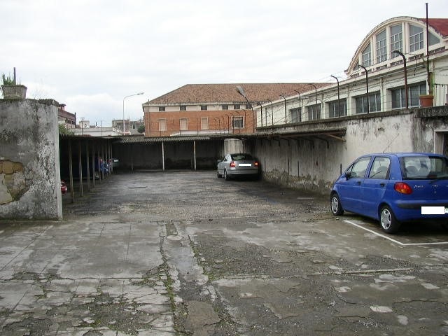 Immobile, sito in SAN GIORGIO A CREMANO (NA) VIA LAGNO 13. Descrizione: Cucina, quattro stanze, bagno + pertinenziale posto auto coperto. Mq. 131. Identificativi catastali: A4 foglio 8 part. 182 sub. 28, con posto auto coperto al foglio 8 part. 286 sub. 13