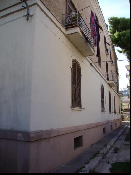 Immobile, sito in TARANTO (TA) VIA GIAN BATTISTA MAGNAGHI 10 . Descrizione: Corridoio, cucina, soggiorno, bagno, due camere, disimpegno, ripostiglio + pertinenziale 2 depositi e posto auto scoperto . Mq. 130. Identificativi catastali: A3 foglio 244 part. 21131 sub. 20, con deposito al foglio 244 part. 21131 sub. 37, deposito al foglio 244 part. 21131 sub. 38 posto auto scoperto al foglio 244 part. 21131 sub. 69