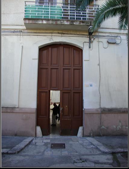 Immobile, sito in TARANTO (TA) VIA GIAN BATTISTA MAGNAGHI 10 . Descrizione: Corridoio, cucina, soggiorno, bagno, due camere, disimpegno, ripostiglio + pertinenziale 2 depositi e posto auto scoperto . Mq. 130. Identificativi catastali: A3 foglio 244 part. 21131 sub. 20, con deposito al foglio 244 part. 21131 sub. 37, deposito al foglio 244 part. 21131 sub. 38 posto auto scoperto al foglio 244 part. 21131 sub. 69