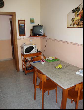 Immobile, sito in TARANTO (TA) VIA GIAN BATTISTA MAGNAGHI 10 . Descrizione: Corridoio, cucina, soggiorno, bagno, due camere, disimpegno, ripostiglio + pertinenziale 2 depositi e posto auto scoperto . Mq. 130. Identificativi catastali: A3 foglio 244 part. 21131 sub. 20, con deposito al foglio 244 part. 21131 sub. 37, deposito al foglio 244 part. 21131 sub. 38 posto auto scoperto al foglio 244 part. 21131 sub. 69