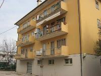 Immobile, sito in UDINE (UD) VIA LUMIGNACCO 171/6. Descrizione: Disimpegno, cucina, soggiorno, bagno, tre camere e terrazzo  + pertinenziale cantina e box auto. Mq. 93. Identificativi catastali: A3 foglio 57 part. 708 sub. 41, con cantina al foglio 57 part. 708 sub. 27 e box auto al foglio 57 part. 708 sub. 18