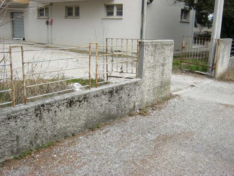 Immobile, sito in UDINE (UD) VIA LUMIGNACCO 171/6. Descrizione: Disimpegno, cucina, soggiorno, bagno, tre camere e terrazzo  + pertinenziale cantina e box auto. Mq. 93. Identificativi catastali: A3 foglio 57 part. 708 sub. 41, con cantina al foglio 57 part. 708 sub. 27 e box auto al foglio 57 part. 708 sub. 18
