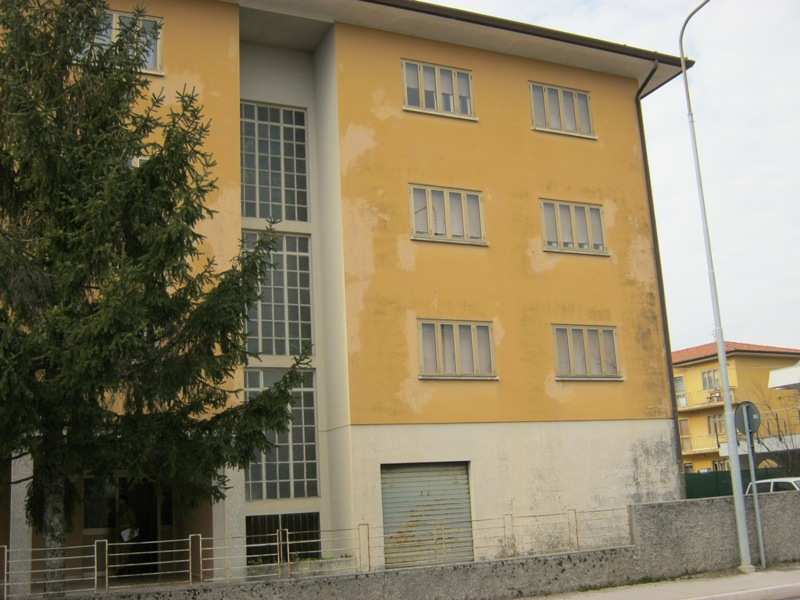 Immobile, sito in UDINE (UD) VIA LUMIGNACCO 171/6. Descrizione: Disimpegno, cucina, soggiorno, bagno, tre camere e terrazzo  + pertinenziale cantina e box auto. Mq. 93. Identificativi catastali: A3 foglio 57 part. 708 sub. 41, con cantina al foglio 57 part. 708 sub. 27 e box auto al foglio 57 part. 708 sub. 18