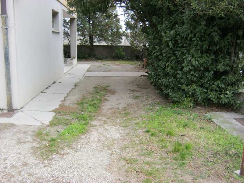 Immobile, sito in UDINE (UD) VIA LUMIGNACCO 171/6. Descrizione: Disimpegno, cucina, soggiorno, bagno, tre camere e terrazzo  + pertinenziale cantina e box auto. Mq. 93. Identificativi catastali: A3 foglio 57 part. 708 sub. 41, con cantina al foglio 57 part. 708 sub. 27 e box auto al foglio 57 part. 708 sub. 18