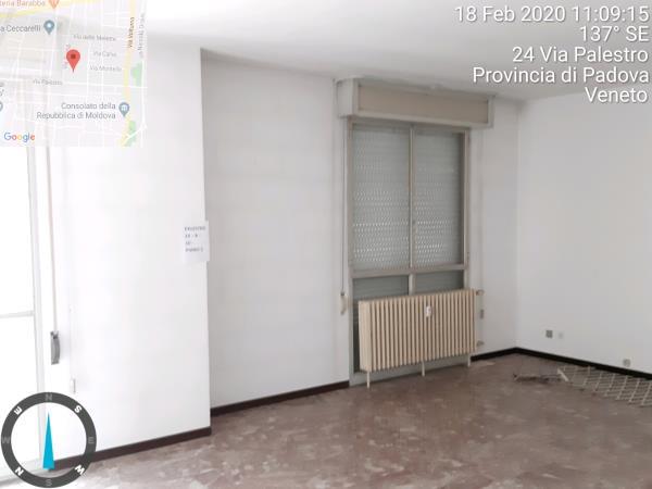appartamento di vani 8,5 con soffitta + posto auto coperto in autorimessa interrata condominiale; mq comm. appartamento 182,49 - mq comm. posto auto coperto 17,30; piena proprietà lotto libero al primo turno d'asta. Identificativi catastali NCEU Padova Fg 85 (ex B/13) part. 707 (ex 1342) sub 27 cat. A02 rendita 1821,8 Fg 85 (ex B/13) part. 707 (ex 1342) sub 102 cat. C06 rendita 36,41.