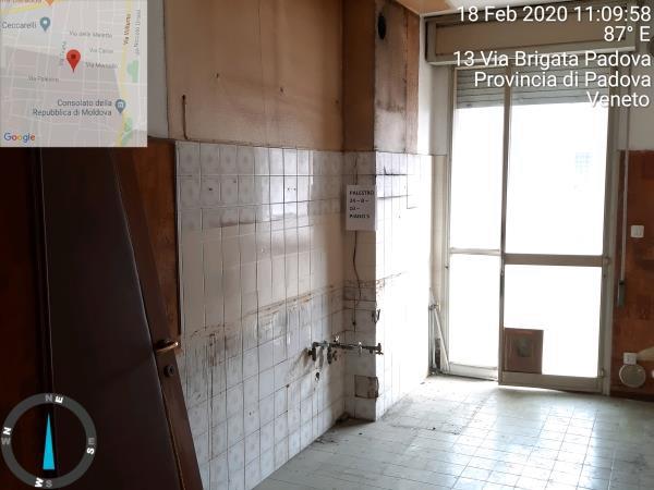 appartamento di vani 8,5 con soffitta + posto auto coperto in autorimessa interrata condominiale; mq comm. appartamento 182,49 - mq comm. posto auto coperto 17,30; piena proprietà lotto libero al primo turno d'asta. Identificativi catastali NCEU Padova Fg 85 (ex B/13) part. 707 (ex 1342) sub 27 cat. A02 rendita 1821,8 Fg 85 (ex B/13) part. 707 (ex 1342) sub 102 cat. C06 rendita 36,41.