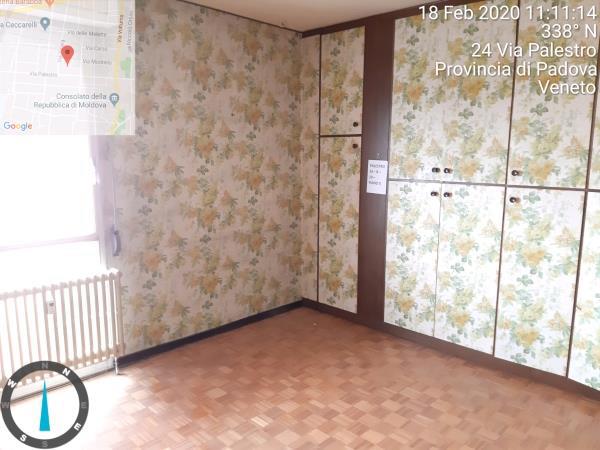 appartamento di vani 8,5 con soffitta + posto auto coperto in autorimessa interrata condominiale; mq comm. appartamento 182,49 - mq comm. posto auto coperto 17,30; piena proprietà lotto libero al primo turno d'asta. Identificativi catastali NCEU Padova Fg 85 (ex B/13) part. 707 (ex 1342) sub 27 cat. A02 rendita 1821,8 Fg 85 (ex B/13) part. 707 (ex 1342) sub 102 cat. C06 rendita 36,41.
