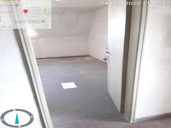appartamento di vani 8,5 con soffitta + posto auto coperto in autorimessa interrata condominiale; mq comm. appartamento 182,49 - mq comm. posto auto coperto 17,30; piena proprietà lotto libero al primo turno d'asta. Identificativi catastali NCEU Padova Fg 85 (ex B/13) part. 707 (ex 1342) sub 27 cat. A02 rendita 1821,8 Fg 85 (ex B/13) part. 707 (ex 1342) sub 102 cat. C06 rendita 36,41.