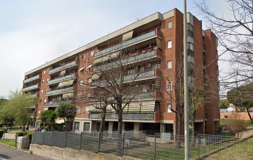 Appartamento posto al piano primo di 5 vani catastali + n.1 cantina e n.2 posti auto (coperto e scoperti) pertinenziali; 81 mq Totale escluse aree scoperte 77mq. Identificativi catastali: Fg. 775 P.lla 423 Sub. 78 (appartamento) Fg. 775 P.lla 423 Subb.31-204 (posti auto) Fg. 775 P.lla 423 Sub.171 (cantina).
